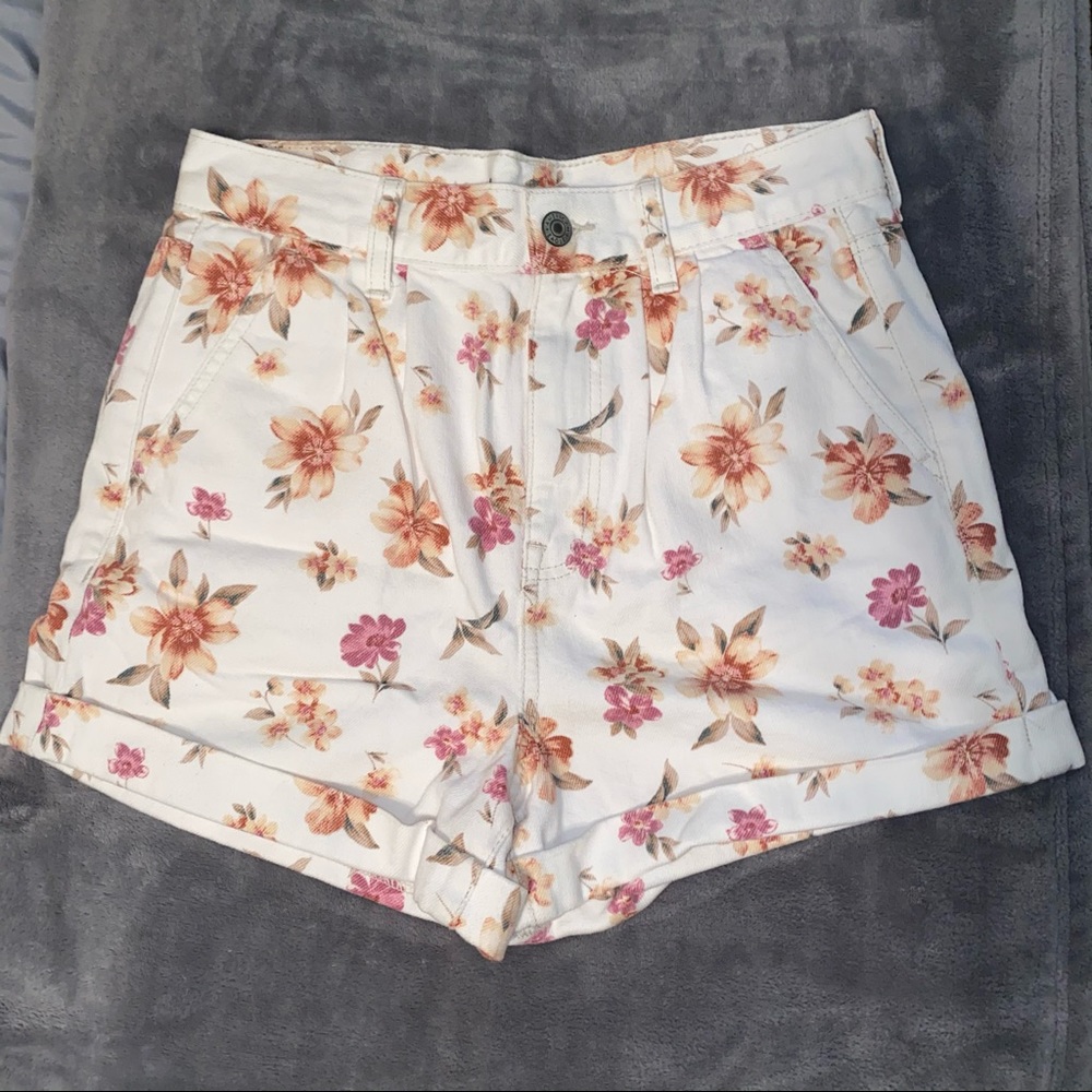 AE High Waisted Mom Shorts SIZE 2, BRAND NEW